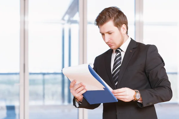 Retrato de un joven empresario — Foto de Stock