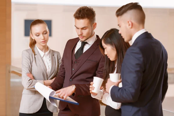 Koffiepauze tijdens de vergadering — Stockfoto