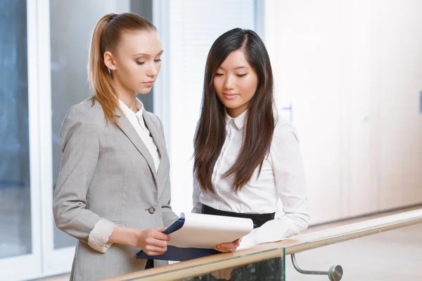 Zakelijke bespreking in het kantoor — Stockfoto