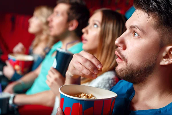 Впечатленные зрители кино с попкорном — стоковое фото