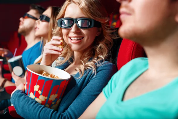 Kvinna i 3 d glasögon äta popcorn. — Stockfoto