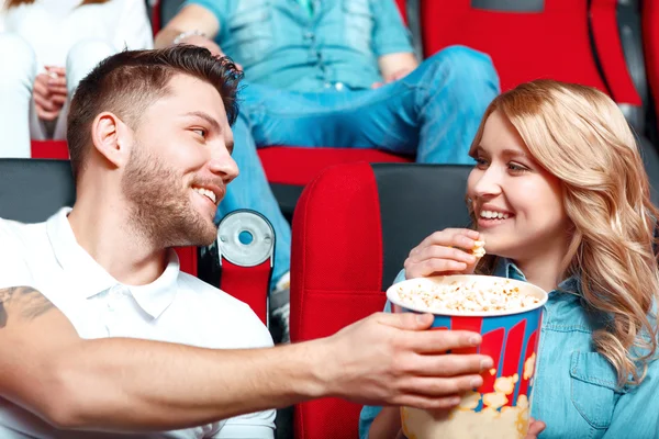 Par personer dela popcorn — Stockfoto