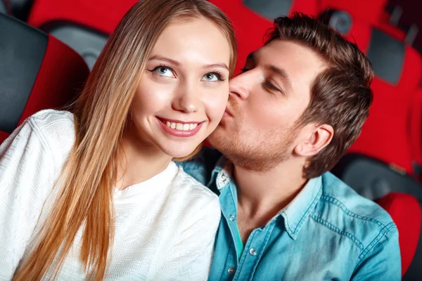 Paar zeigt seine Gefühle im Kino. — Stockfoto