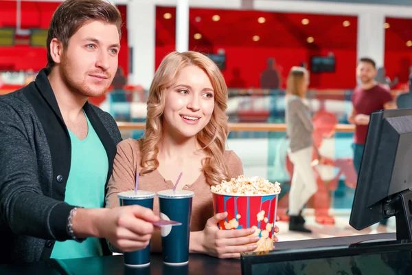 Par köpa popcorn och cola — Stockfoto