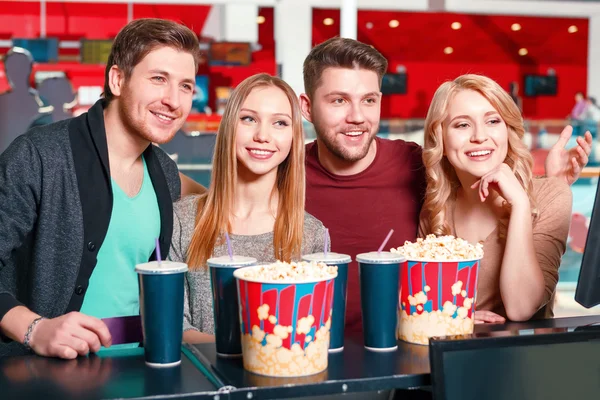 Grupp av människor att köpa popcorn och cola — Stockfoto