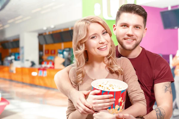 Zwei sich umarmende Menschen und Popcorn — Stockfoto