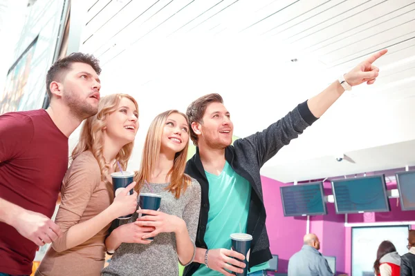 Grupo de personas de pie y apuntando hacia arriba —  Fotos de Stock