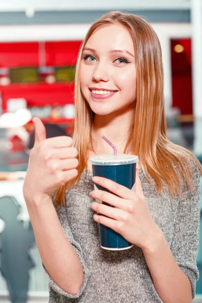 Mujer con palomitas de maíz mostrando clase — Foto de Stock