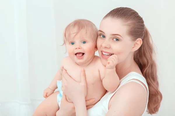 Mère heureuse tenant son enfant — Photo