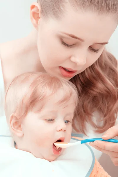 Мама кормит своего ребенка — стоковое фото