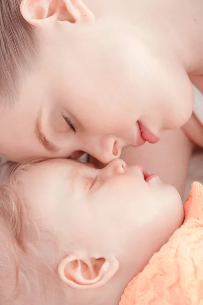 Dormire bambino e sua madre — Foto Stock