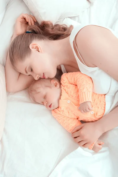 Slapende baby en zijn moeder — Stockfoto