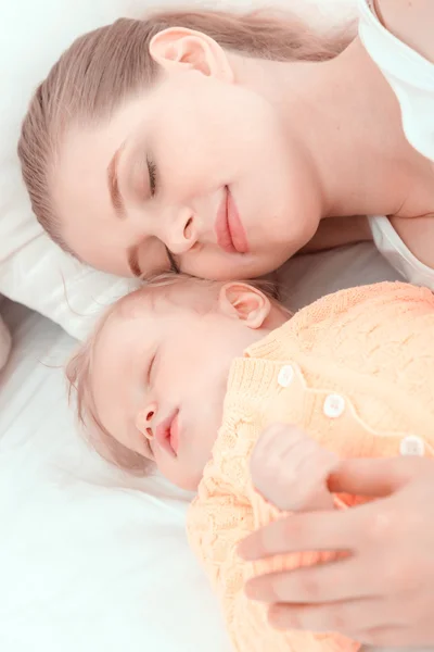 잠자는 아기와 그의 어머니 — 스톡 사진