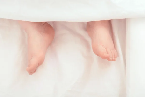 Los pies de un pequeño bebé — Foto de Stock