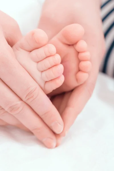 Los pies de un pequeño bebé —  Fotos de Stock