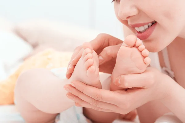 Mère et pieds d'un petit bébé — Photo