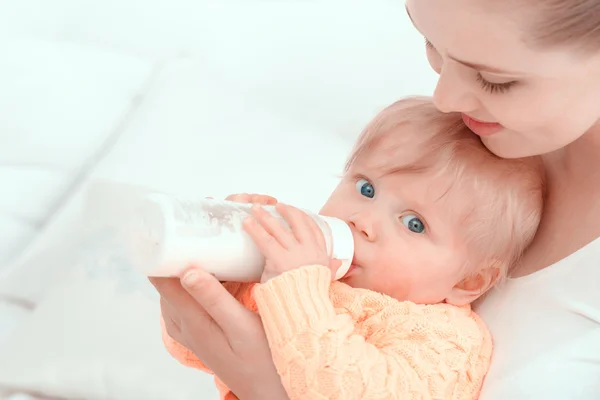 Madre y su pequeño bebé con el biberón — Foto de Stock