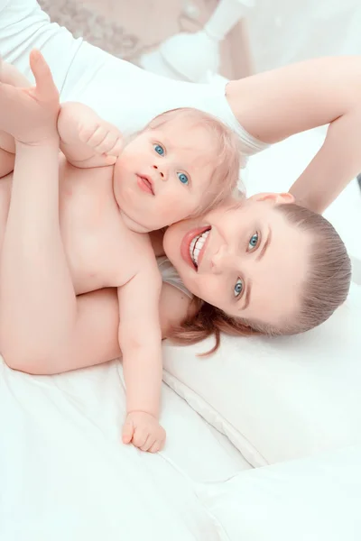 Madre y su pequeño bebé en la cama — Foto de Stock