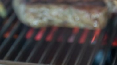 Yatay dolly atış ve seçici odak iştah açıcı T-bone biftek