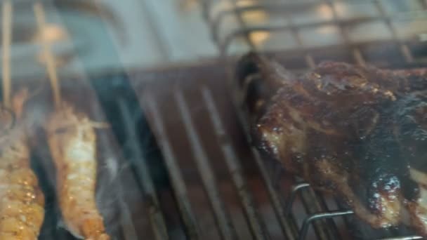 Горизонтальный снимок огненного гриля с заманчивой вкусной рыбой — стоковое видео