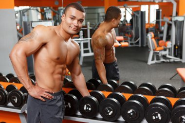 Yakışıklı adam halter salonunda alarak