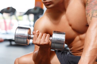 Spor salonunda dumbbells ile çalışma dışarı güç hırsızı