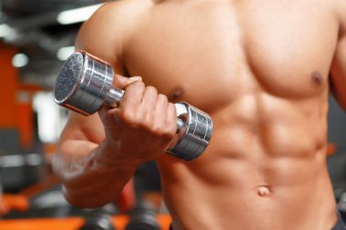 Spor salonunda dumbbells ile çalışma dışarı güç hırsızı