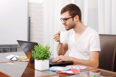 Çalışan genç bir geliştirici portresi