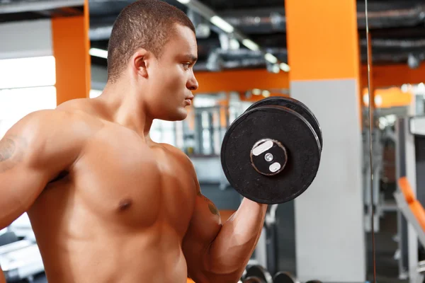 Imagen del hombre levantando peso en el gimnasio —  Fotos de Stock