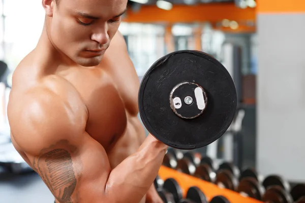 Picture of man lifting weight in gym — Stock Photo, Image