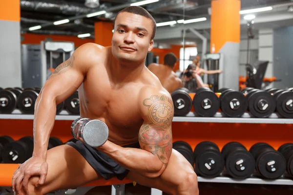 Power lifter working out with dumbbells in gym — Stock Photo, Image