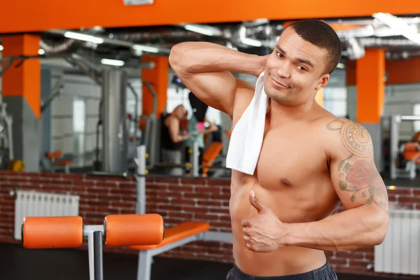 Man wiping himself with towel in gym — Stock Photo, Image