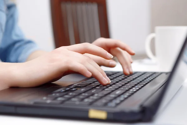 Mujer manos escribiendo en un ordenador portátil — Foto de Stock