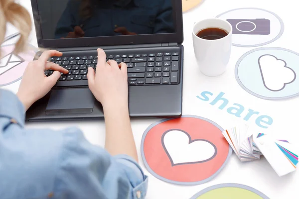 Mulher trabalhando com um laptop — Fotografia de Stock