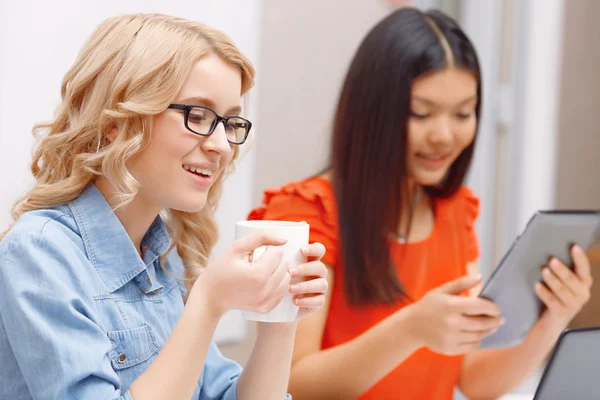 Two young women working on a project — Stock Photo, Image