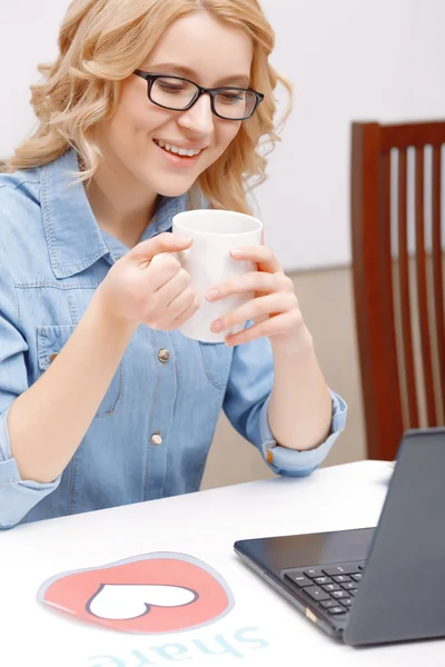 Slimme vrouw die met een laptop werkt — Stockfoto