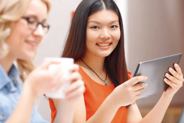 Two young women working on a project — Stock Photo, Image