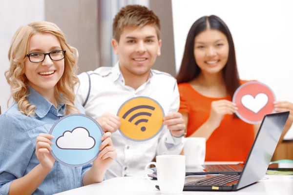 Equipo joven trabajando en nuevas aplicaciones — Foto de Stock