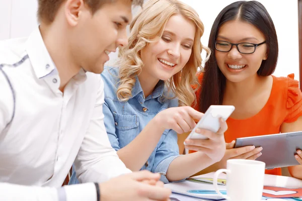 Unga teamet arbetar på nya apps — Stockfoto