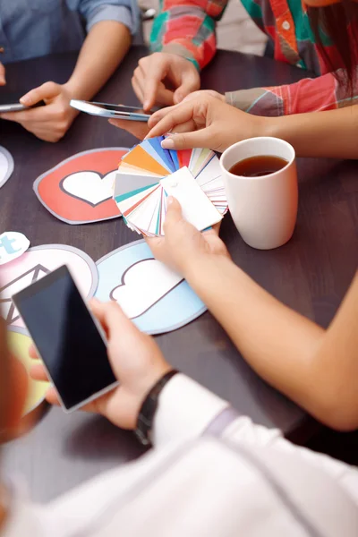 Mesa llena de iconos y paletas — Foto de Stock