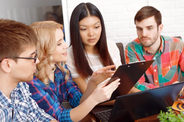 Team van app ontwikkelaars bespreking van het project — Stockfoto