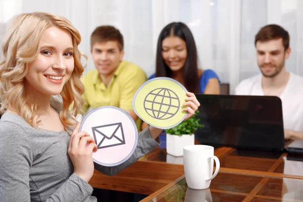 Chica rubia y su equipo de desarrolladores — Foto de Stock