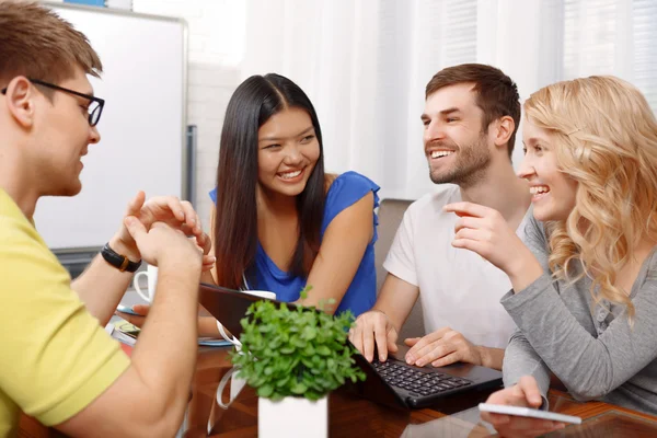 Desarrollador de aplicaciones guapo inteligente con su equipo —  Fotos de Stock