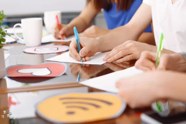 Equipo de desarrolladores tomando notas — Foto de Stock