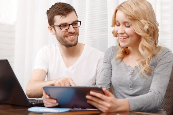 Portret van een jonge ontwikkelaar en zijn vrouwelijke collega — Stockfoto