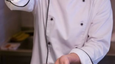 Gülümseyen ve memnun Asya şef dikey dolly atış