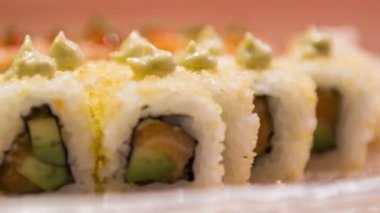 Yatay dolly çekim ve farklı lezzetli rulo seçici odak