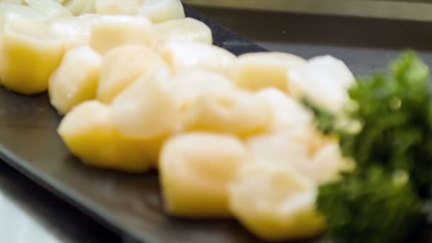 Επιλεκτική εστίαση σε νόστιμα ιαπωνικά τρόφιμα που βρίσκονται σε μαύρη πλάκα — Αρχείο Βίντεο