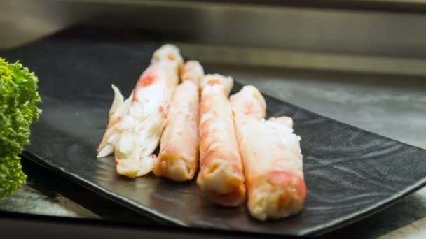 Colpo di carrello orizzontale di cibo giapponese saporito che si trova su piatto nero — Video Stock