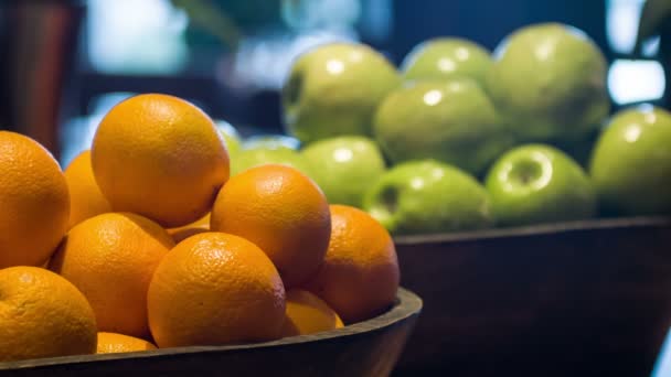 Enfoque selectivo en olla bonita con naranjas de pie en la cocina del restaurante — Vídeo de stock